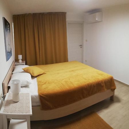 Apartments Tinjarosa Mundanije Eksteriør billede